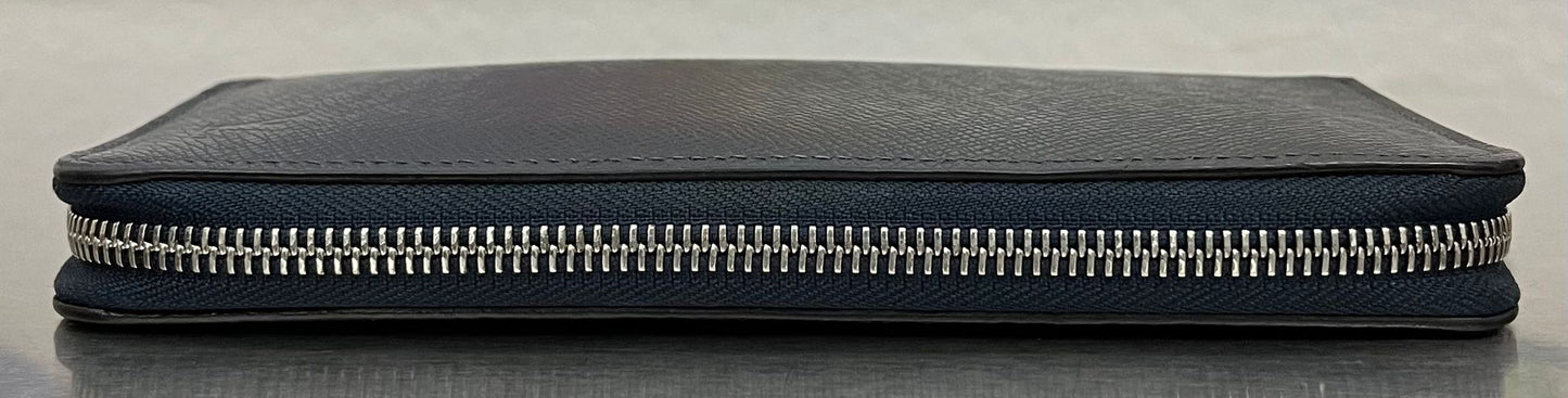 Louis Vuitton Zippy Vertical Taiga mit Initialen R.T