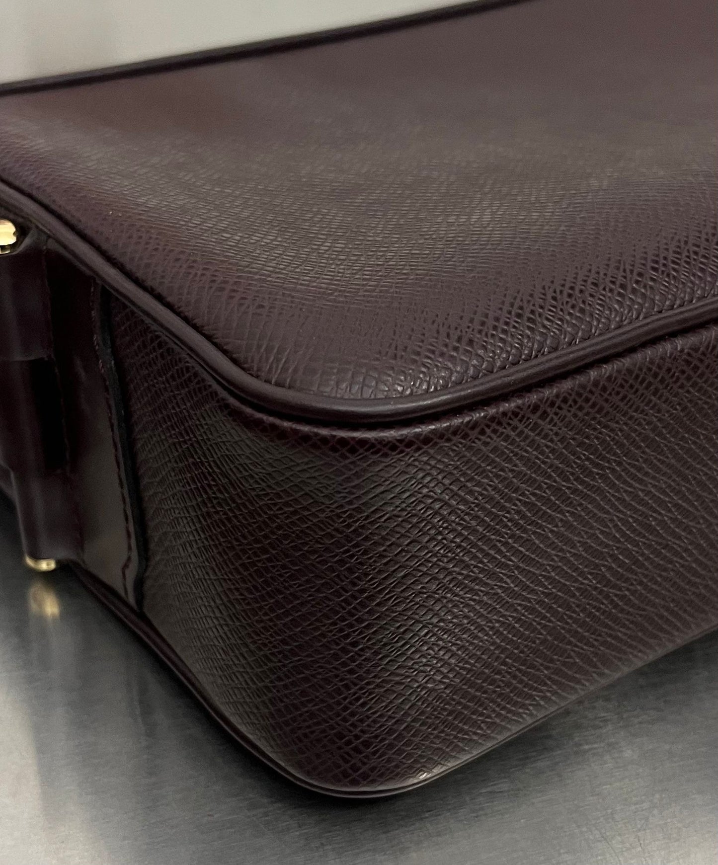 Louis Vuitton Karga Taiga Leder