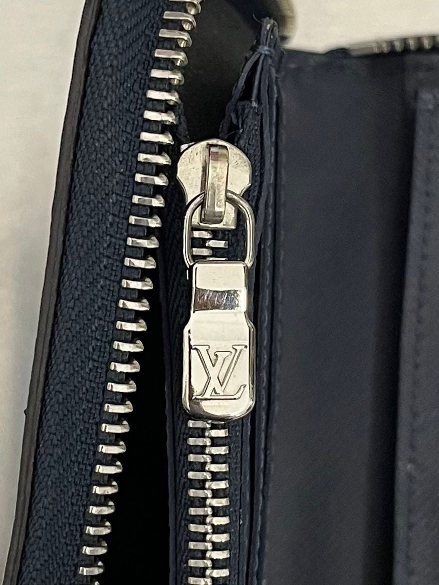 Louis Vuitton Zippy Vertical Taiga mit Initialen R.T