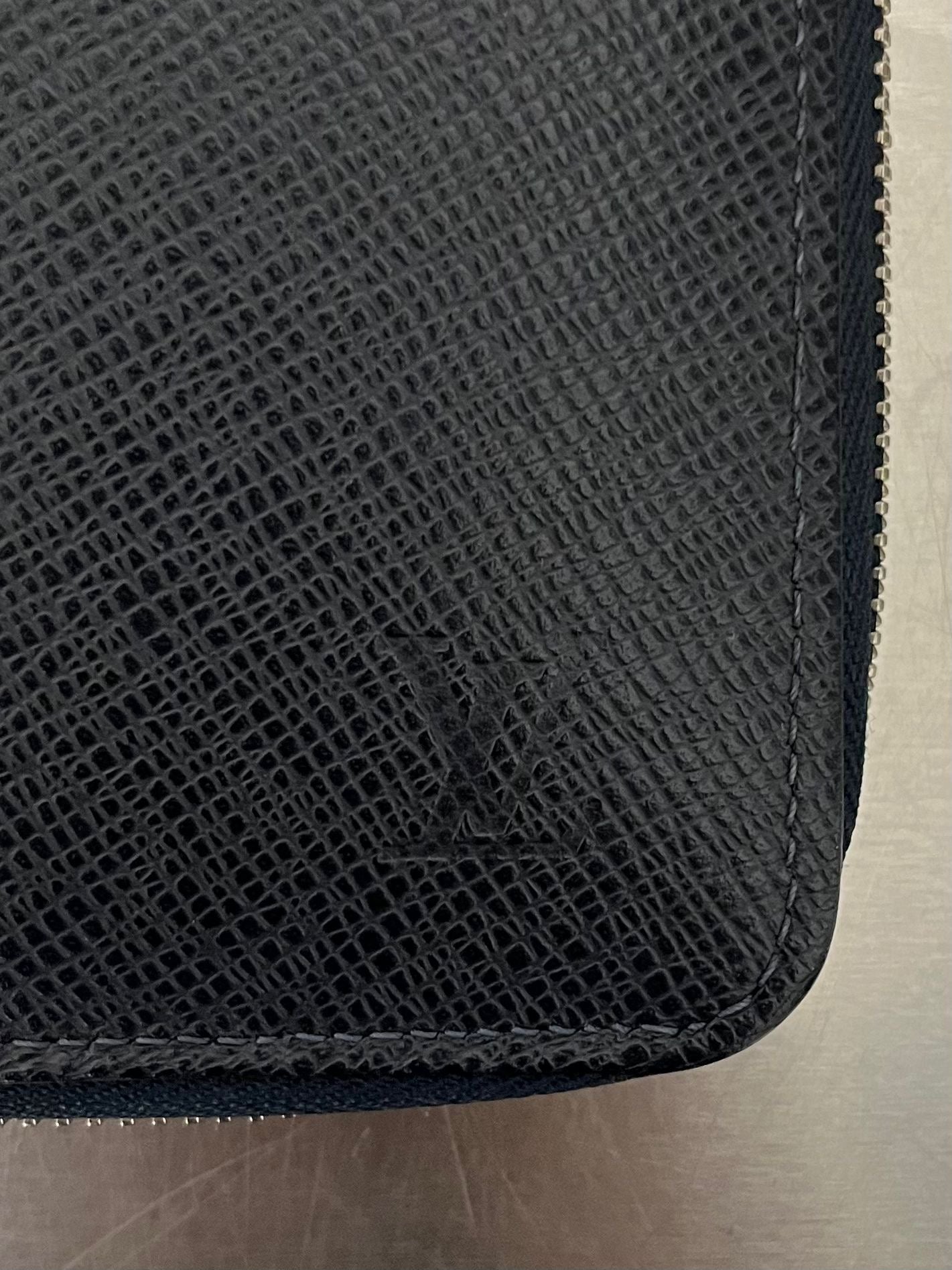 Louis Vuitton Zippy Vertical Taiga mit Initialen R.T