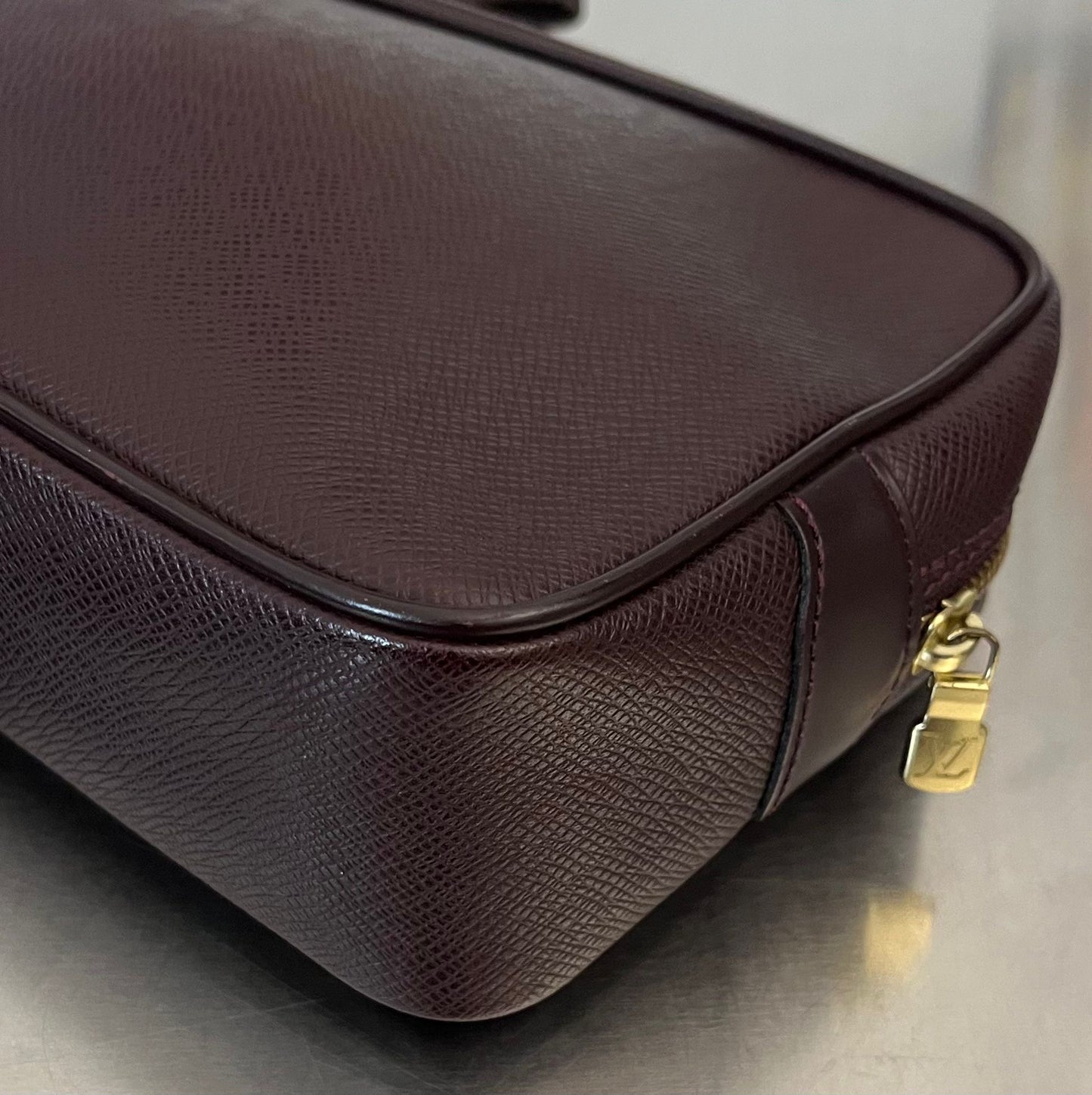 Louis Vuitton Karga Taiga Leder