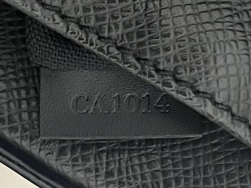 Louis Vuitton Karga Taiga Leder