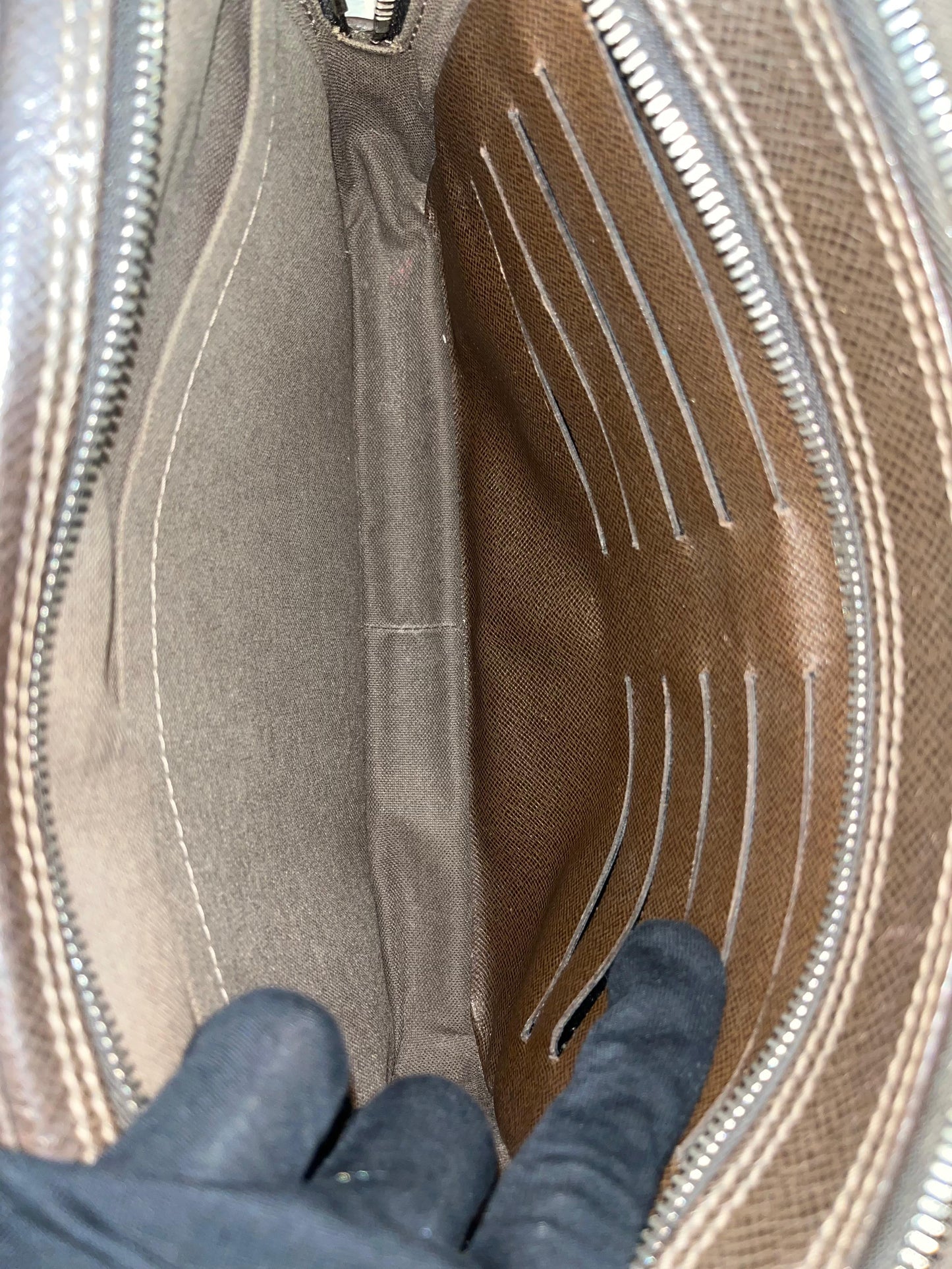 Louis Vuitton Pavel Taiga Leder (Braun)