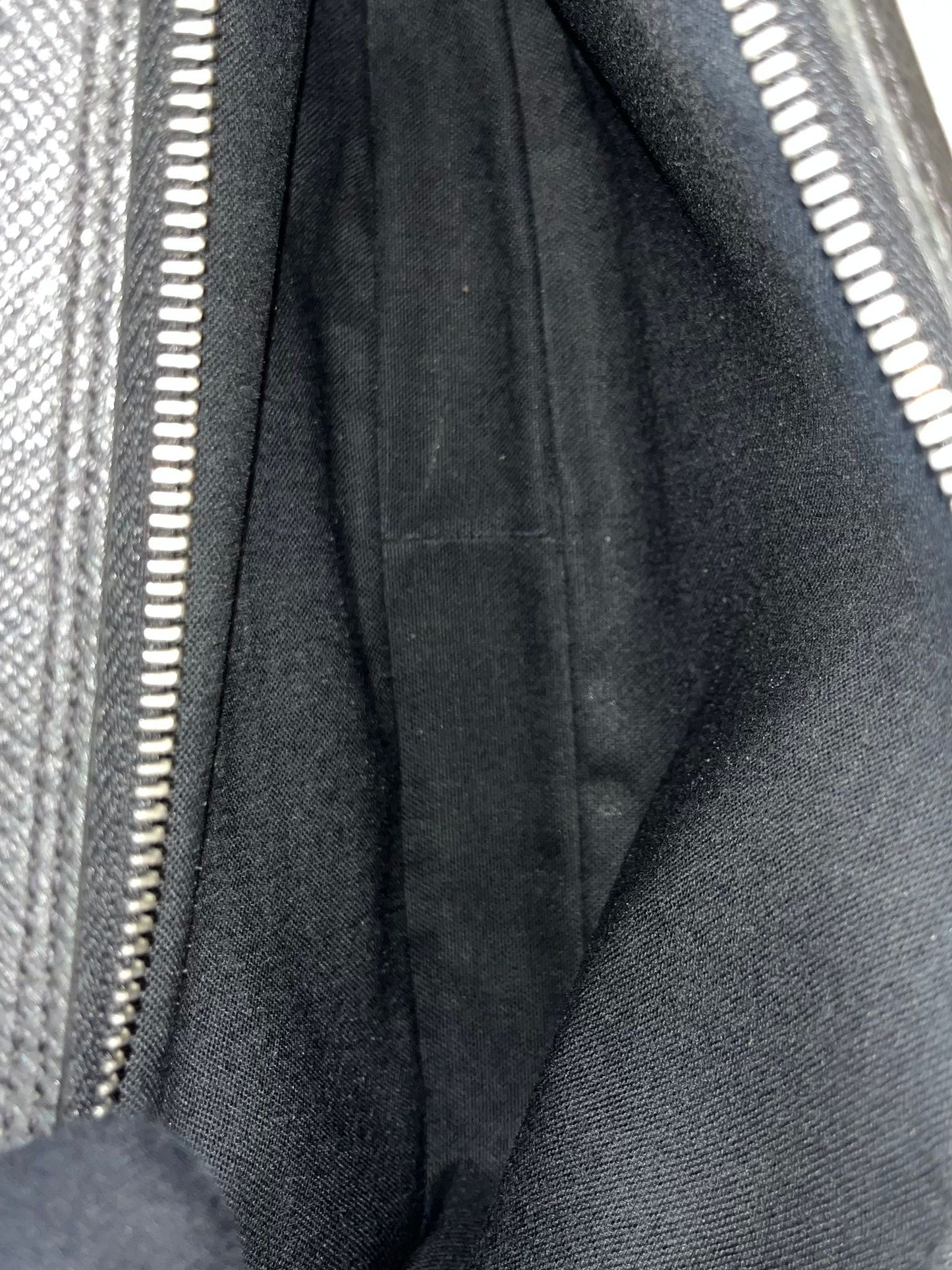 Louis Vuitton Pavel Taiga Leder