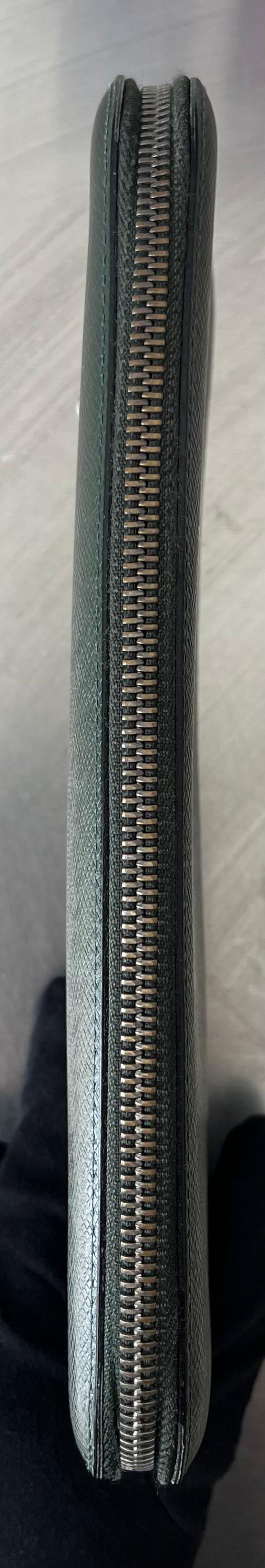 Louis Vuitton Atoll Organizer Taiga (Dunkelgrün)