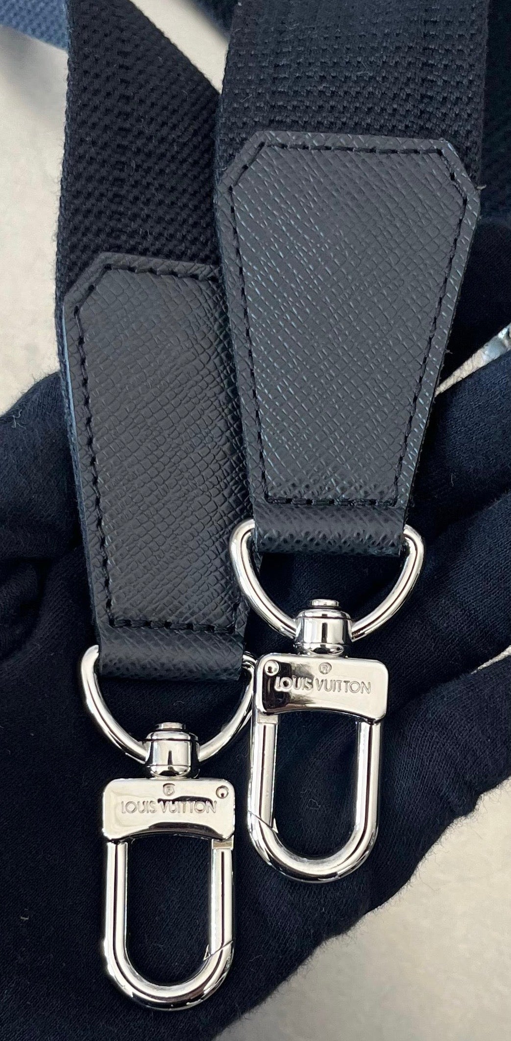 Louis Vuitton Nikolai  Taiga Leder