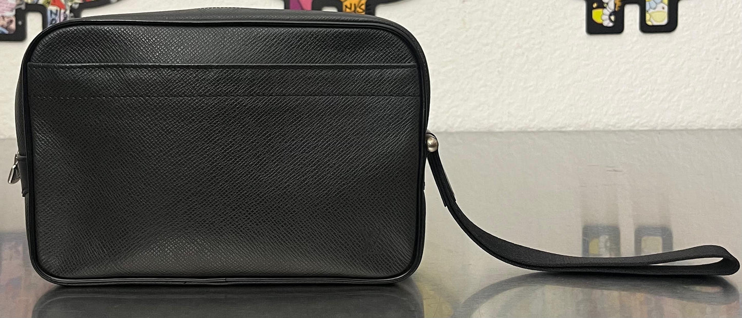 Louis Vuitton Karga Taiga Leder