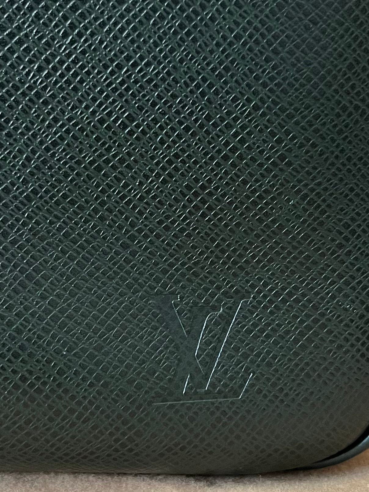 Louis Vuitton Kendall PM Taiga (Dunkelgrün)