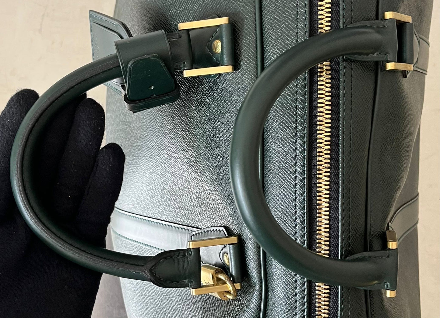 Louis Vuitton Kendall PM Taiga Leder