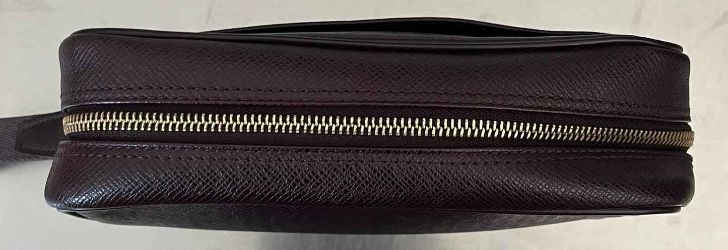 Louis Vuitton Karga Taiga Leder