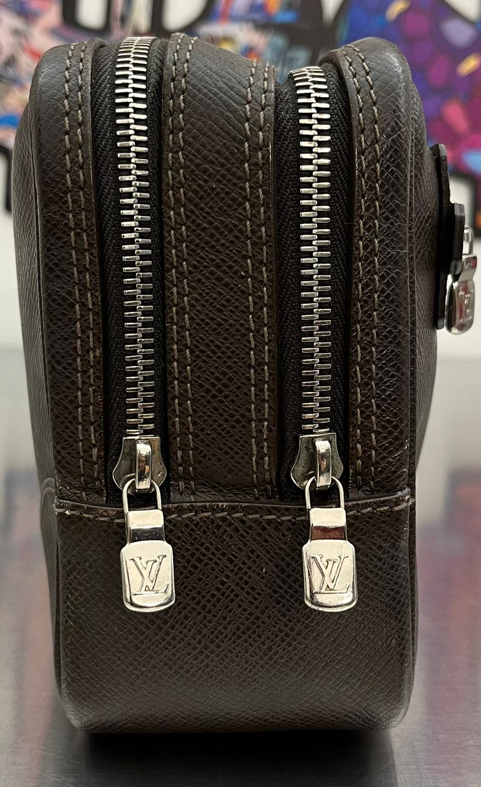 Louis Vuitton Pavel Taiga Leder (Braun)