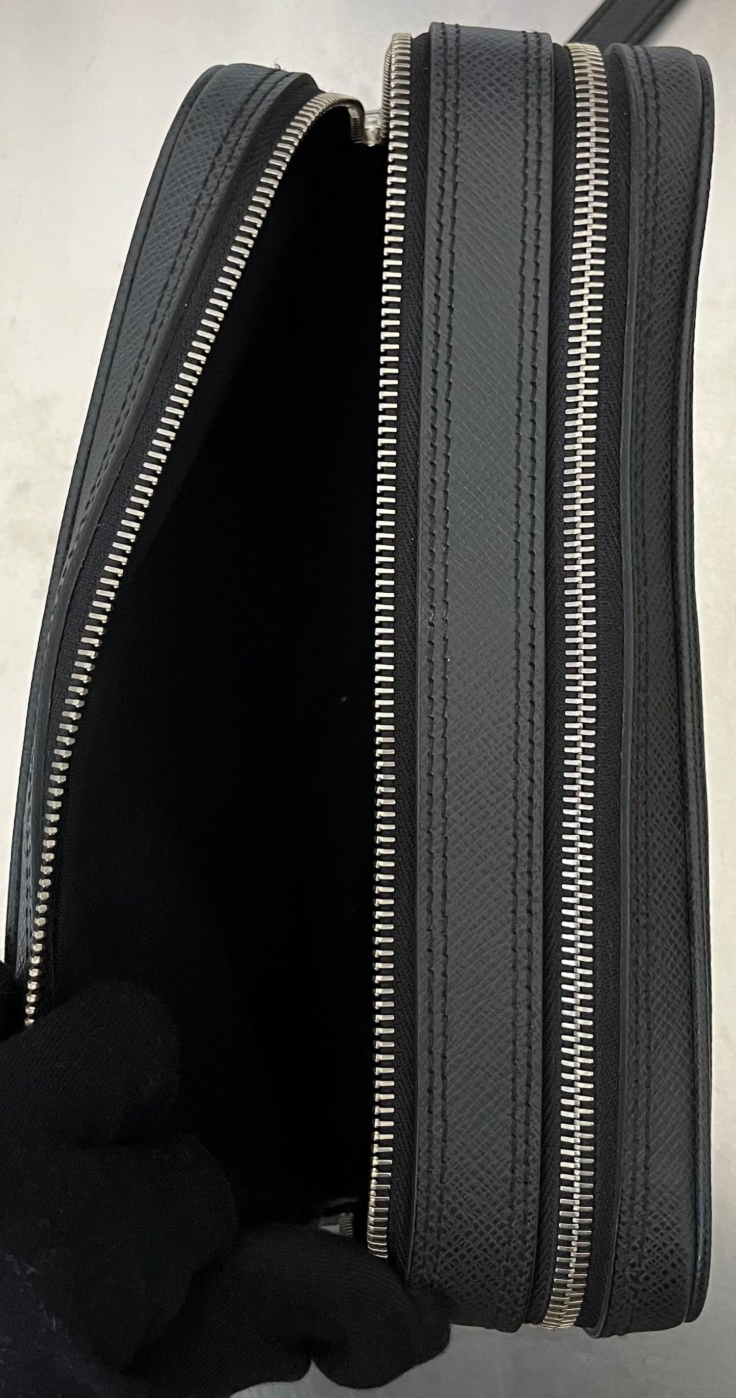 Louis Vuitton Pavel Taiga Leder