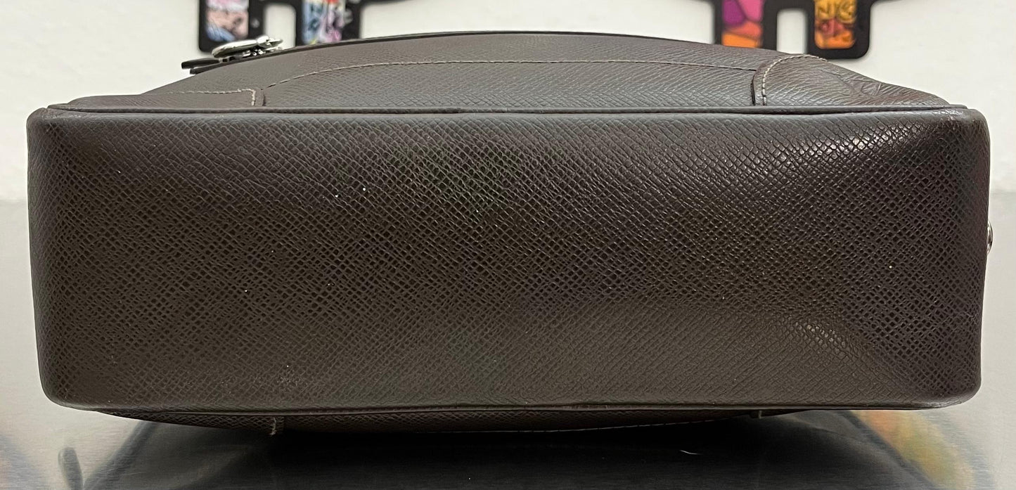 Louis Vuitton Pavel Taiga Leder (Braun)