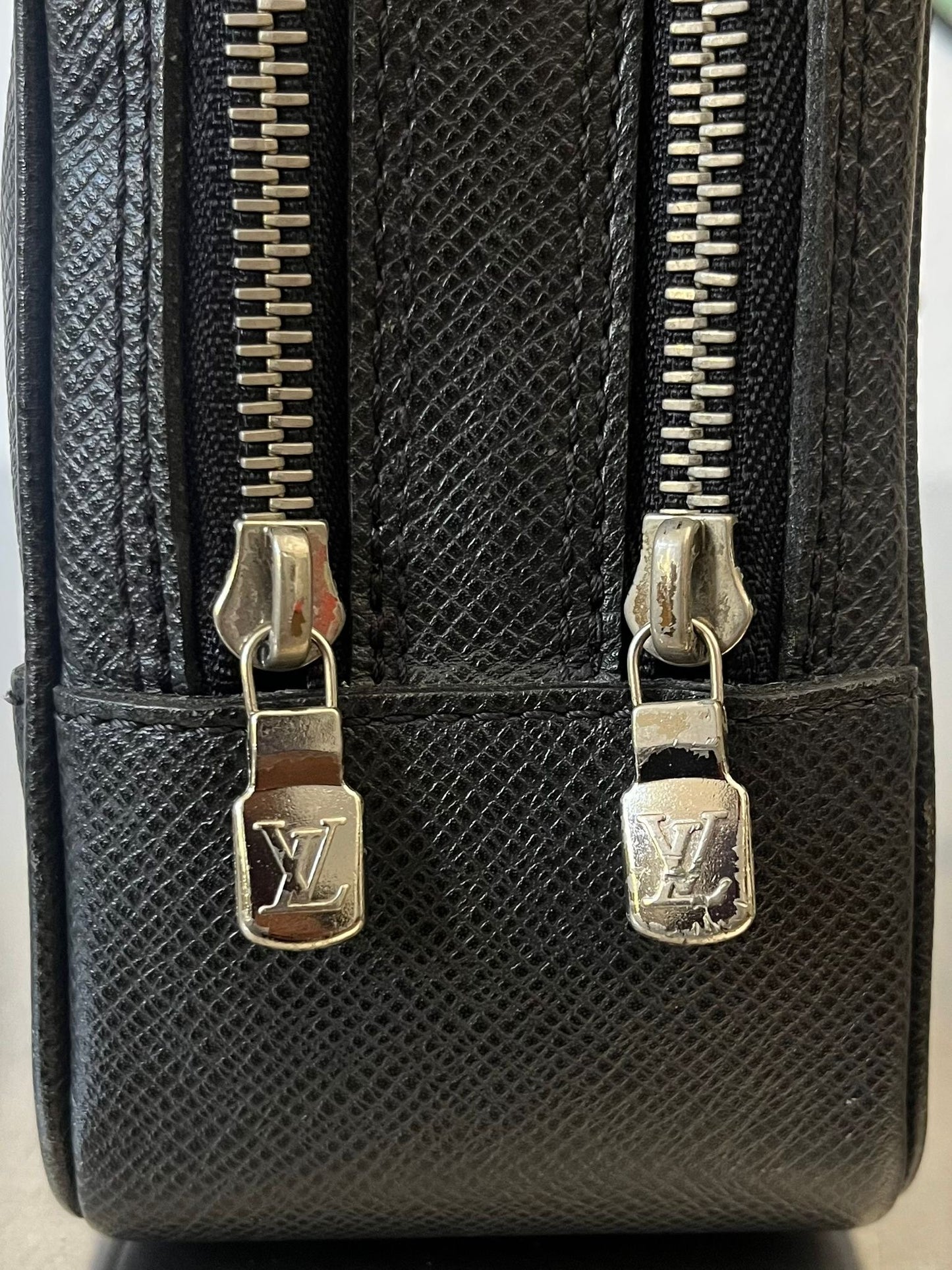 Louis Vuitton Pavel Taiga Leder