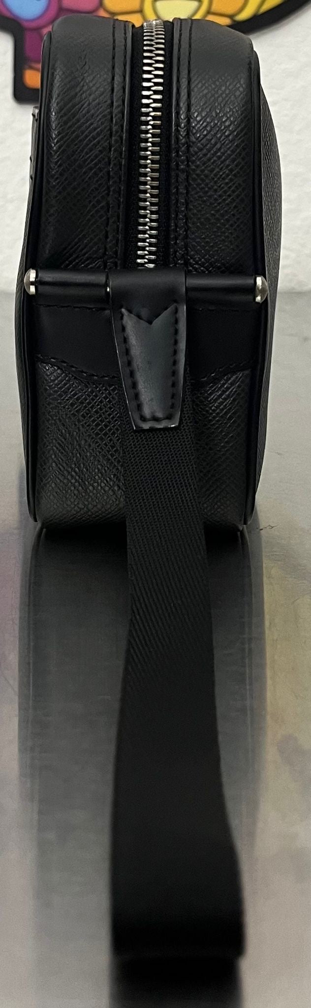 Louis Vuitton Karga Taiga Leder