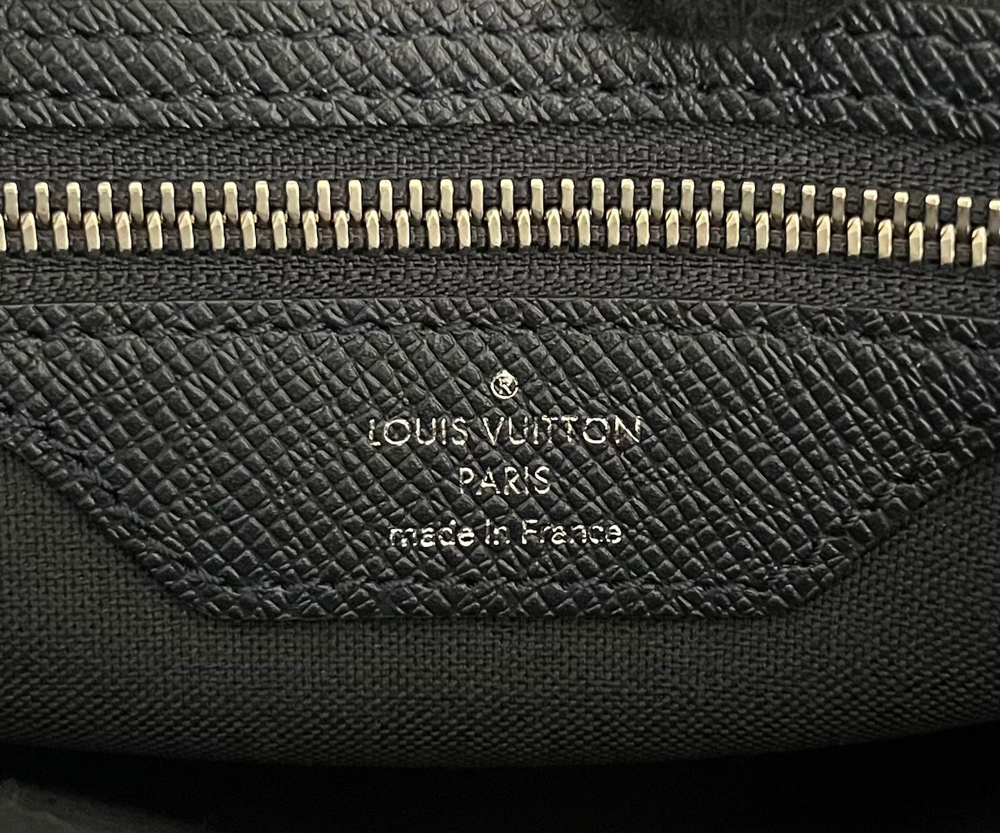 Louis Vuitton Roman MM Taiga Messenger