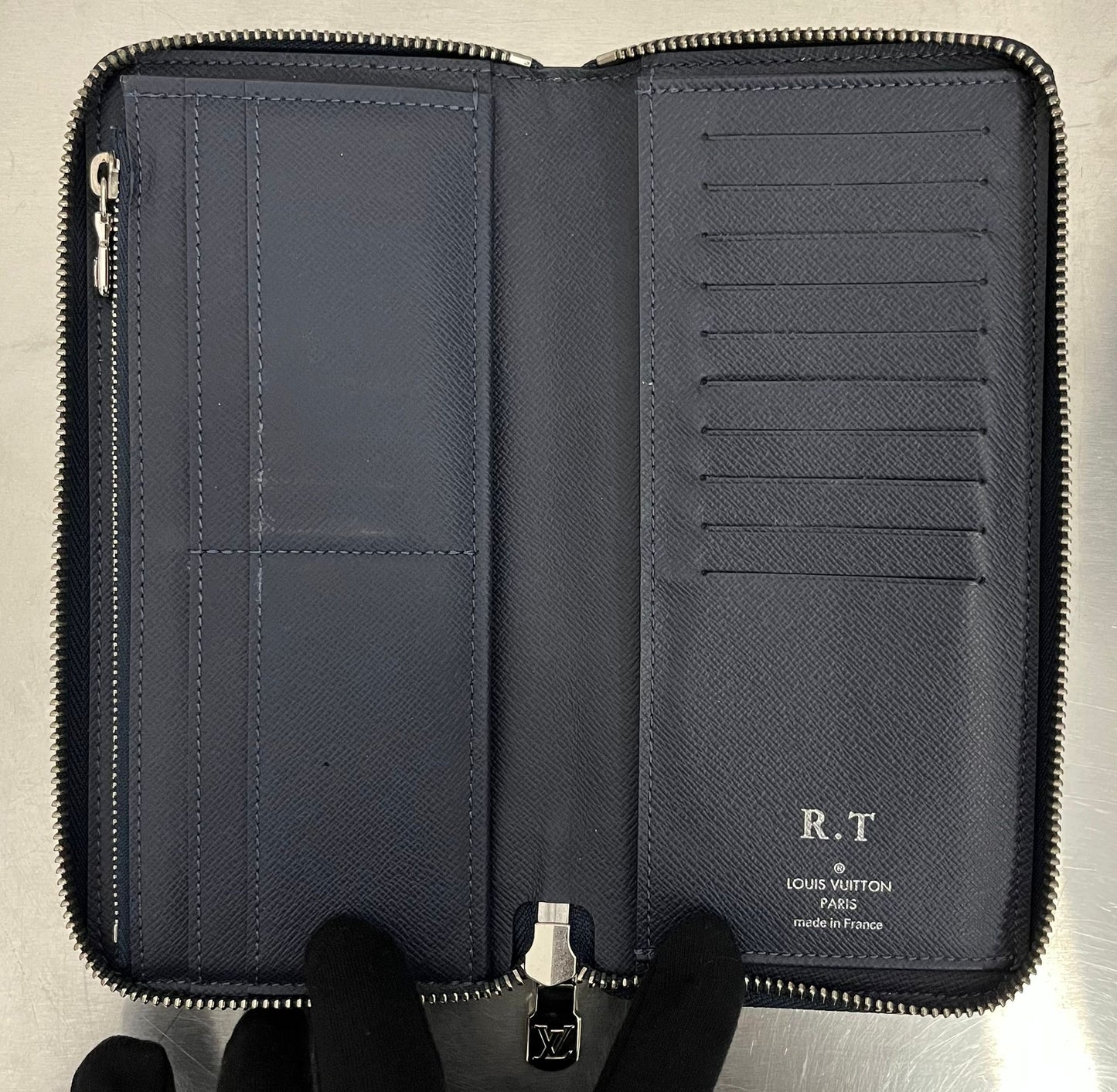 Louis Vuitton Zippy Vertical Taiga mit Initialen R.T