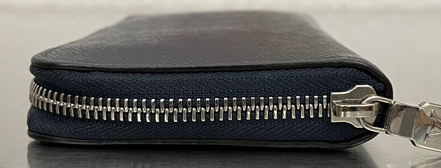Louis Vuitton Zippy Vertical Taiga mit Initialen R.T