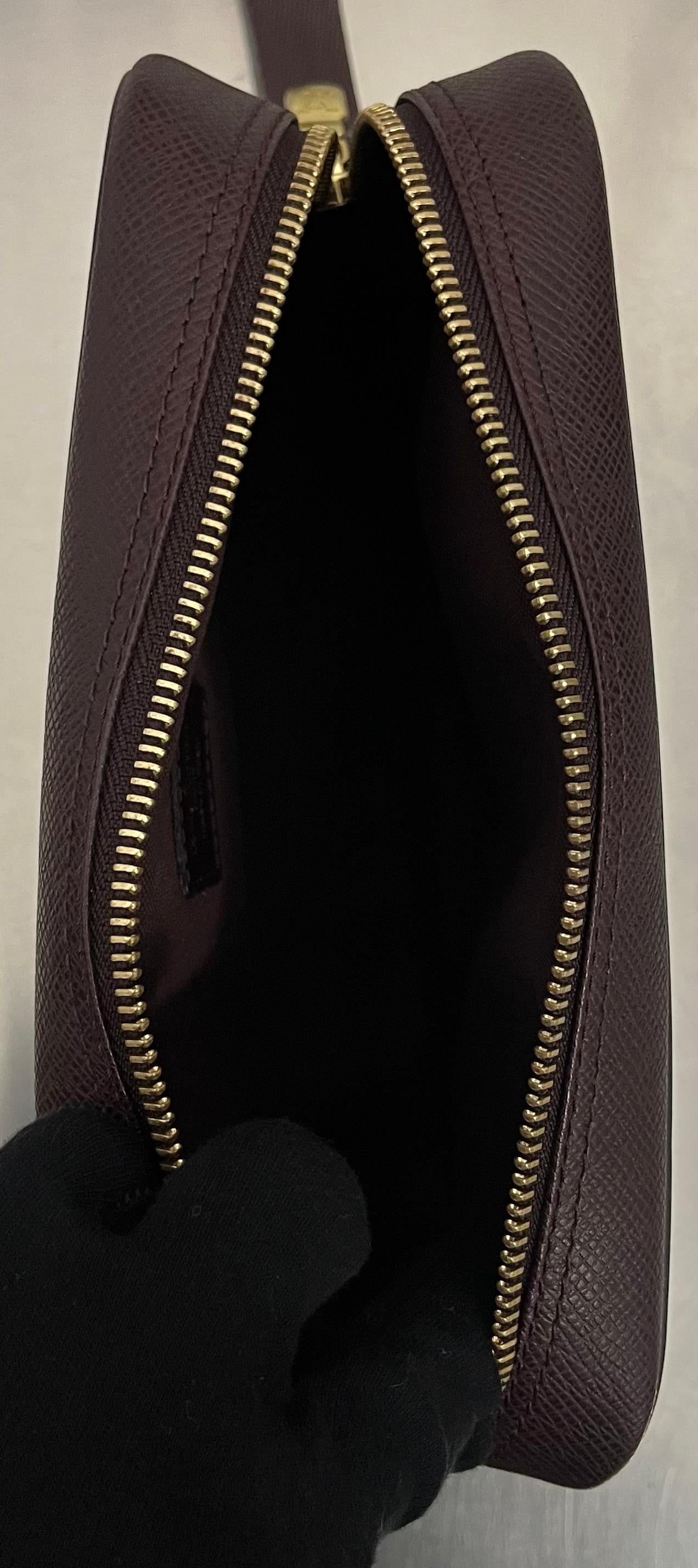 Louis Vuitton Karga Taiga Leder