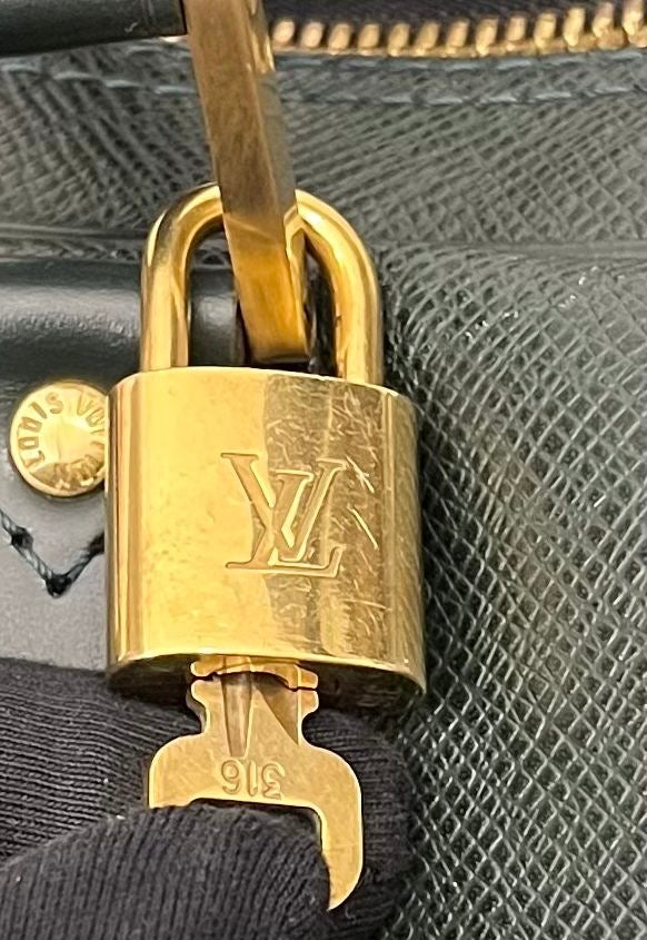 Louis Vuitton Kendall GM Taiga Leder