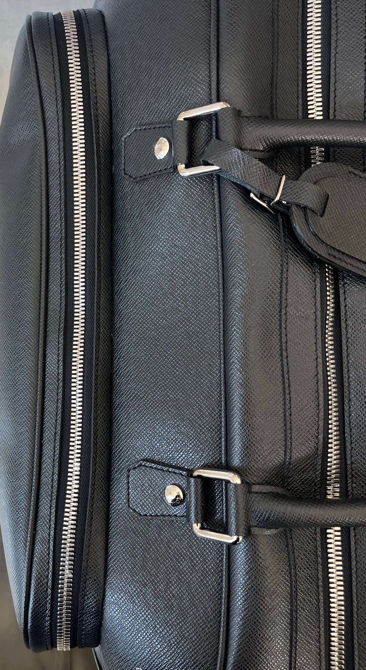 Louis Vuitton Nikolai  Taiga Leder