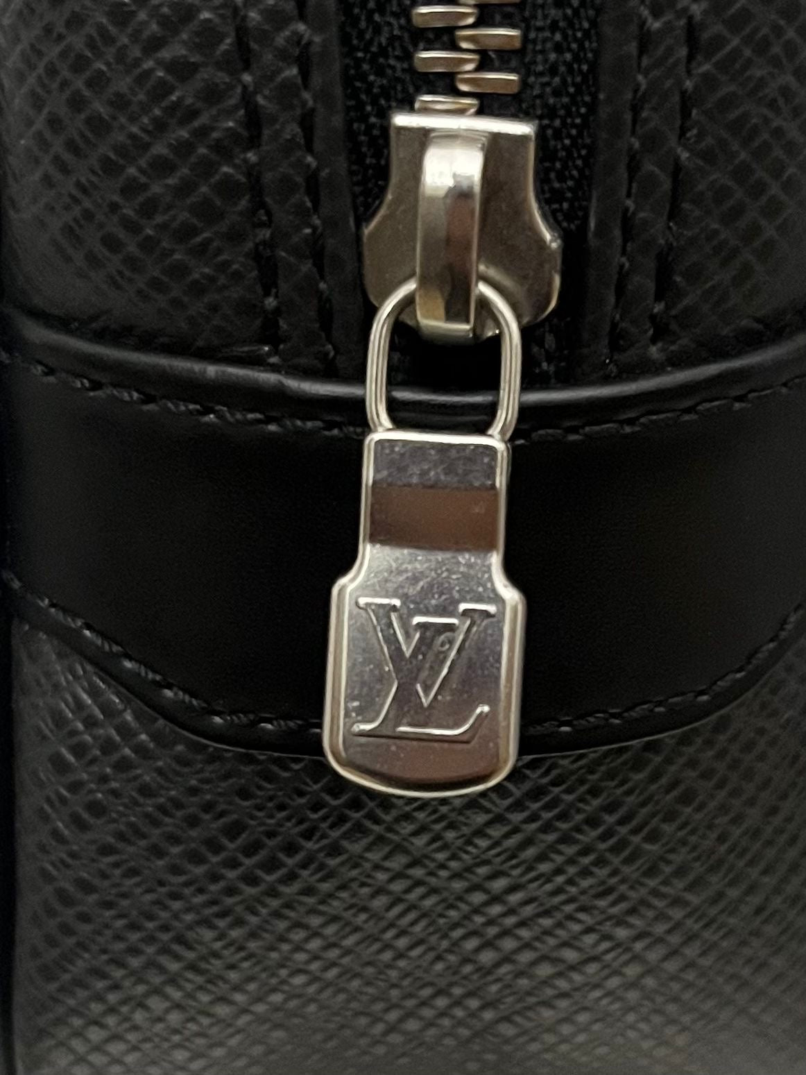 Louis Vuitton Karga Taiga Leder