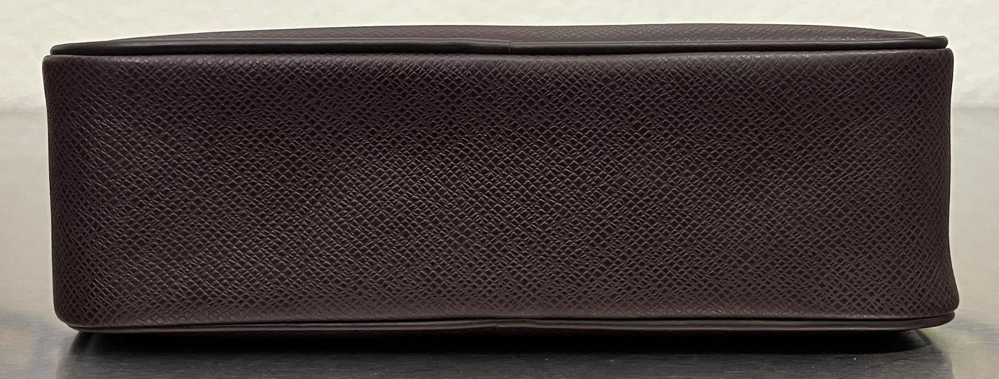 Louis Vuitton Karga Taiga Leder