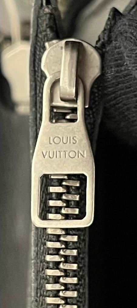 Louis Vuitton Zippy Vertical Infini Leder (Initialen K.G)