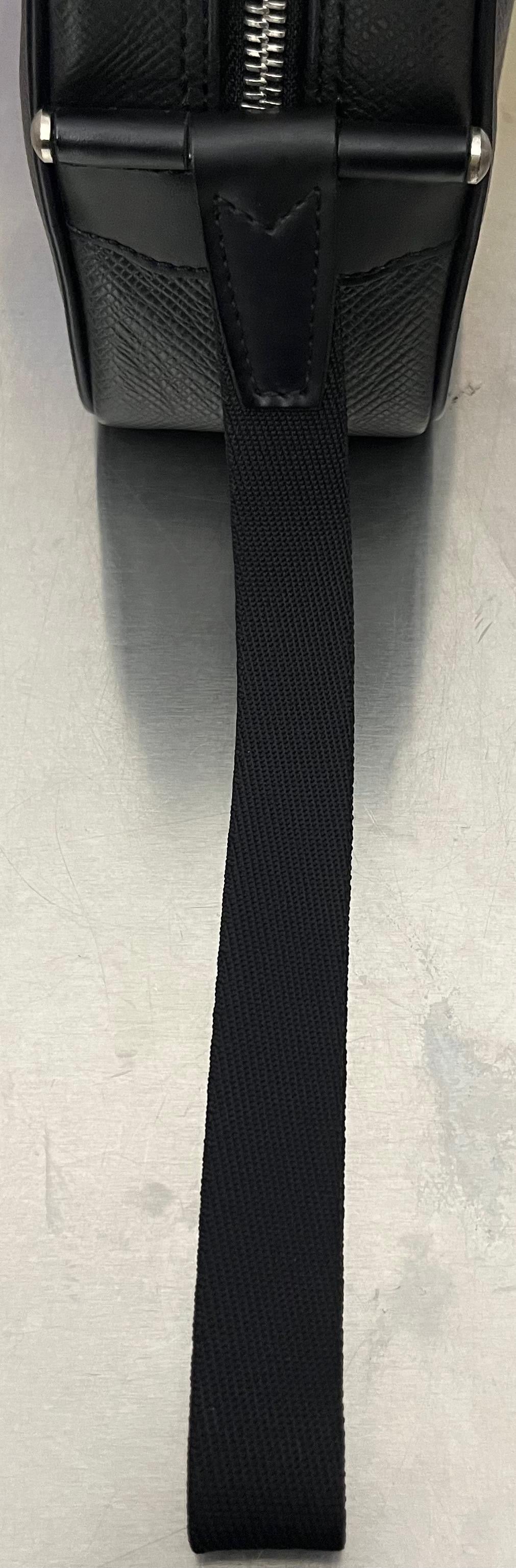 Louis Vuitton Karga Taiga Leder