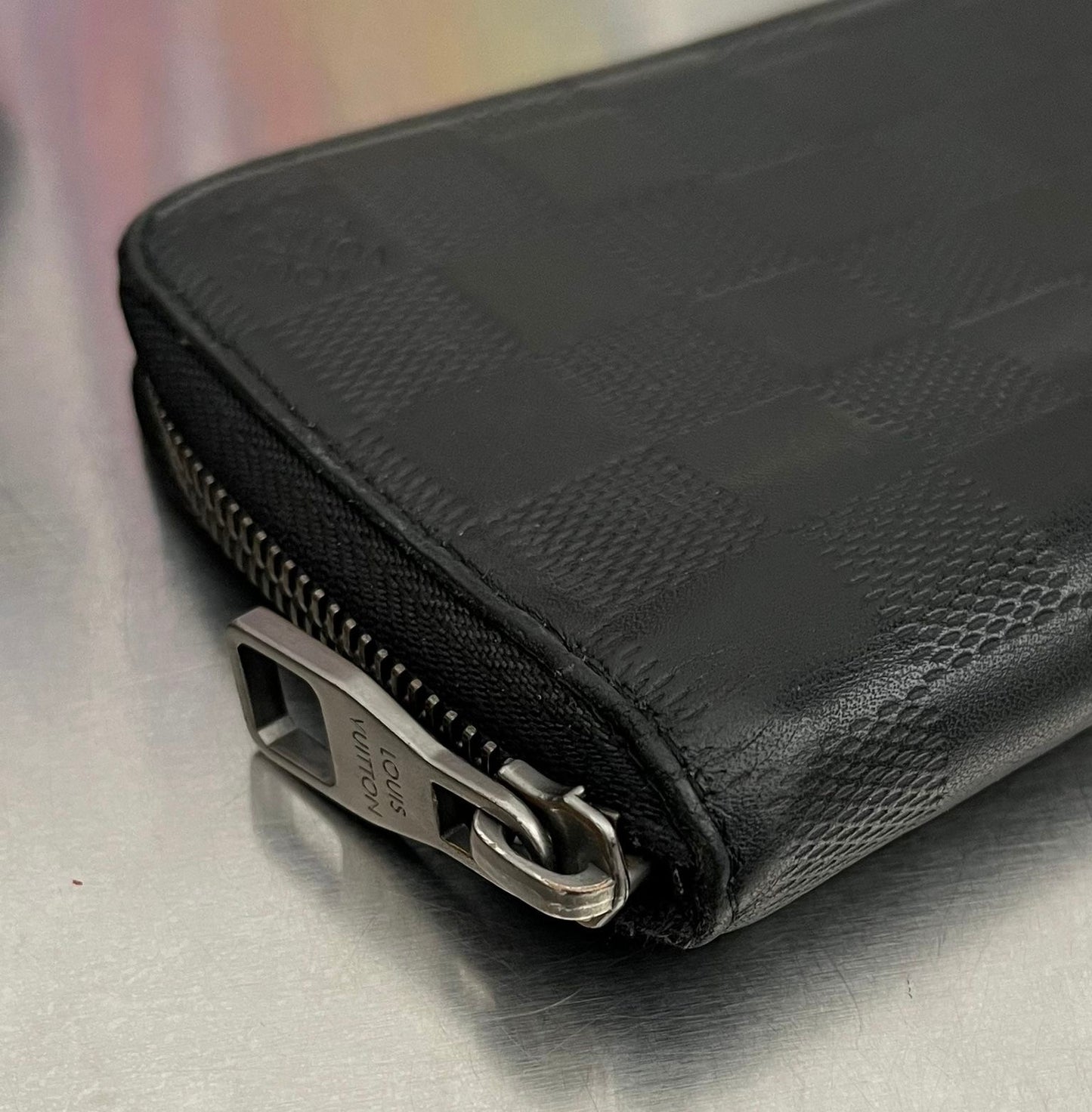 Louis Vuitton Zippy Vertical Infini Leder (Initialen K.G)