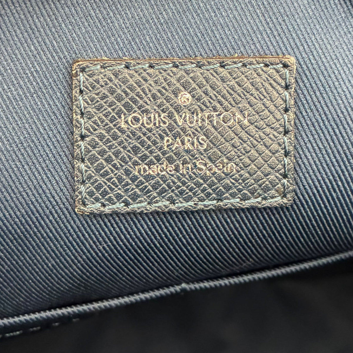 Louis Vuitton Anton Messenger Taiga