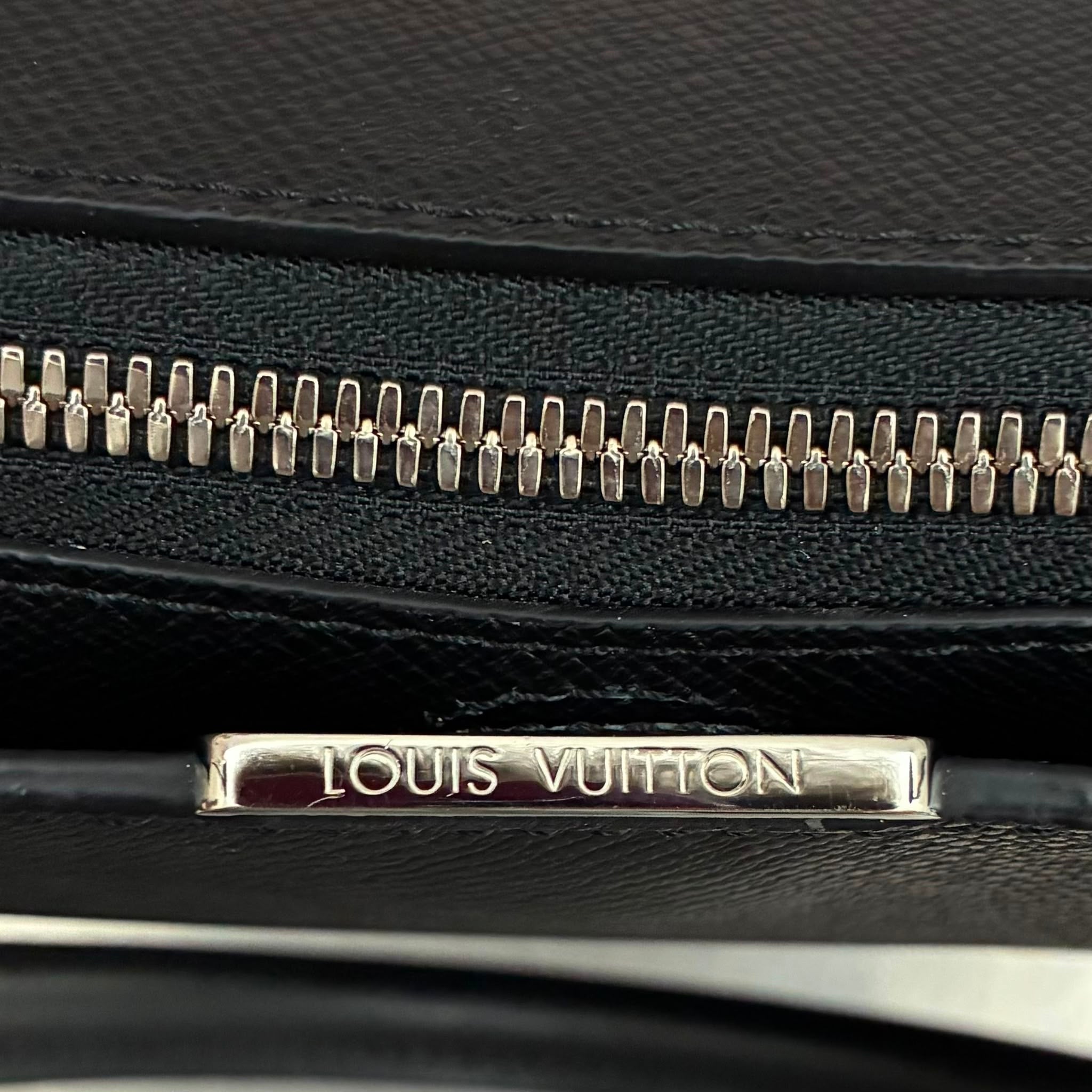 Louis Vuitton Anton Taiga
