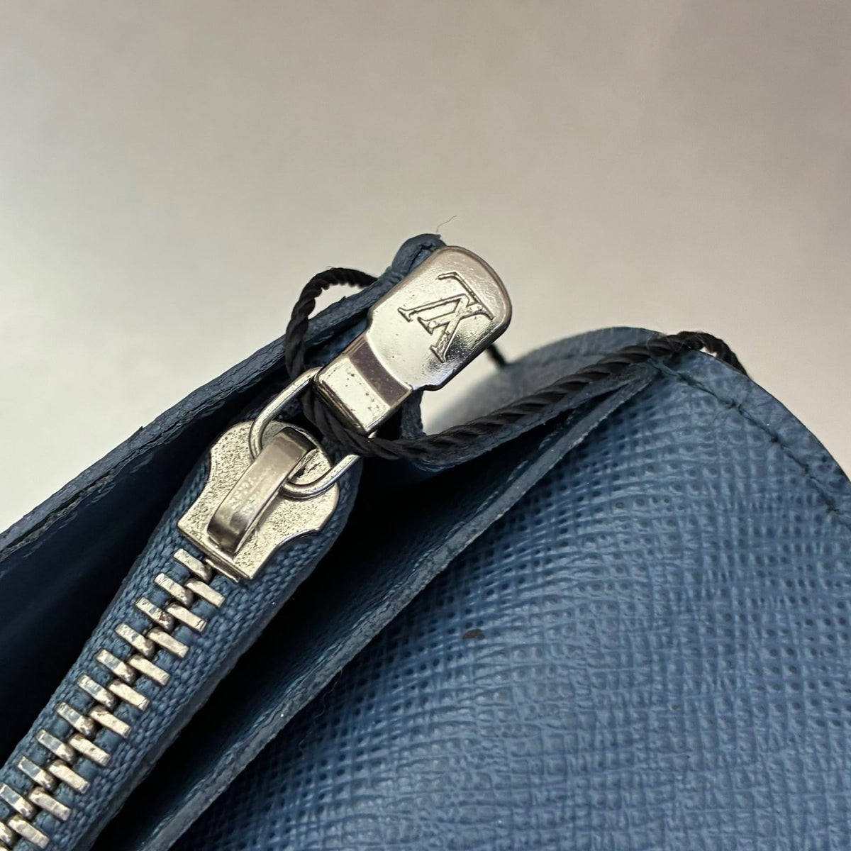 Louis Vuitton Brazza mit Münzfach Taiga
