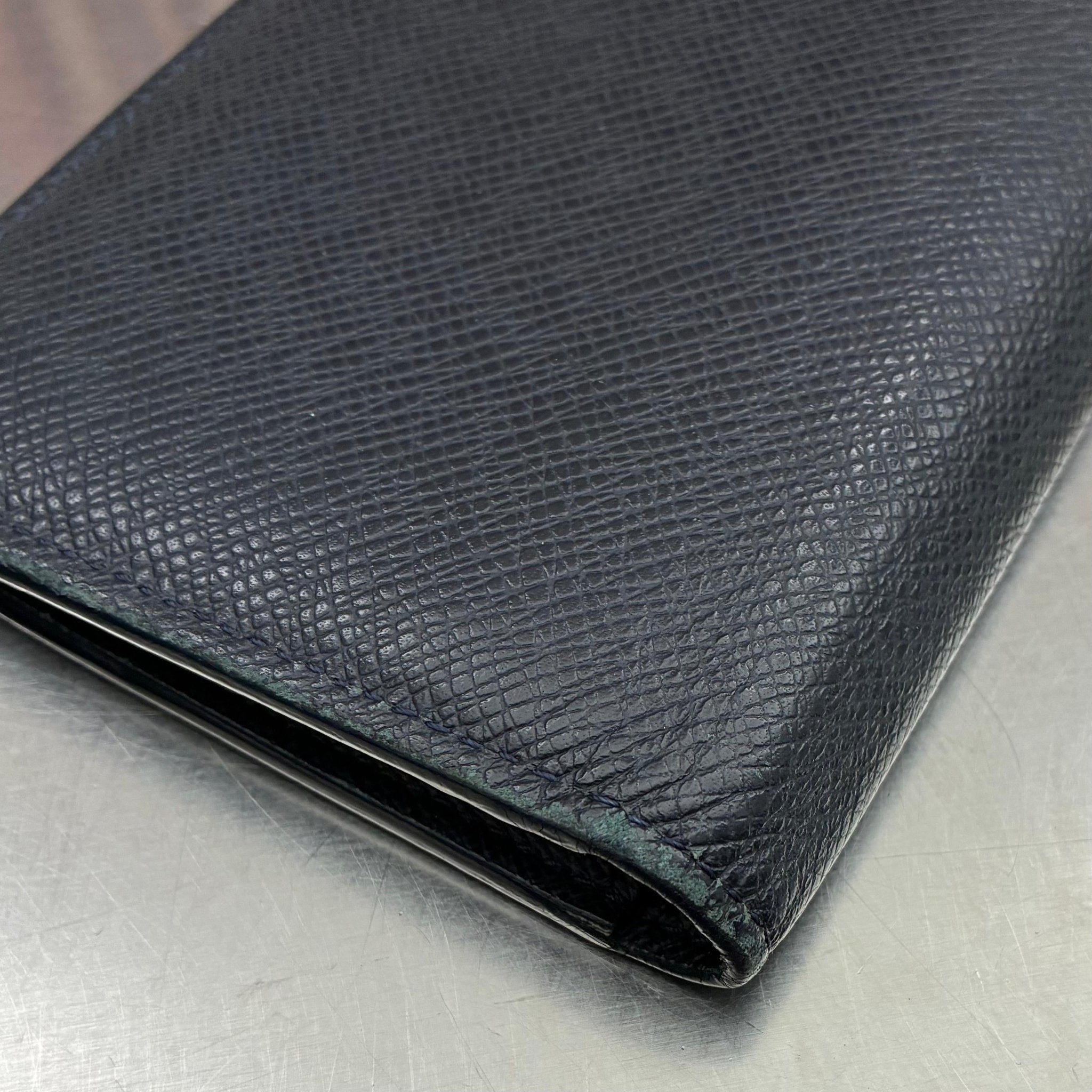 Louis Vuitton Brazza Taiga