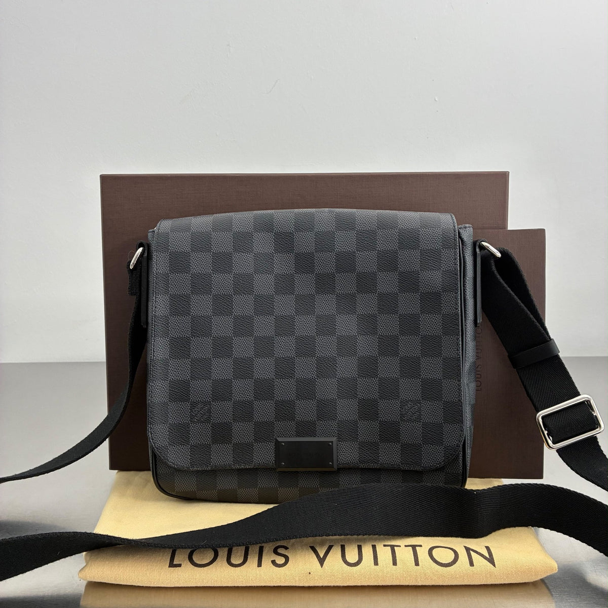 Louis Vuitton District PM Damier Graphite