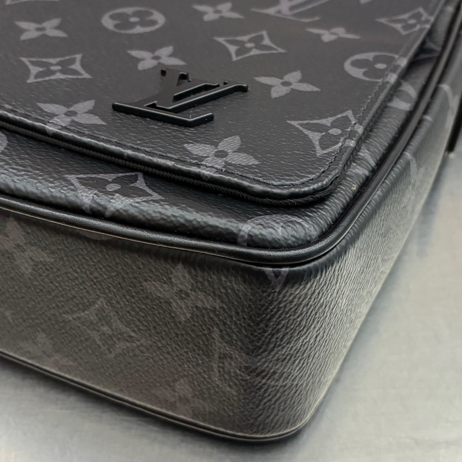 Louis Vuitton District PM Messenger Tasche