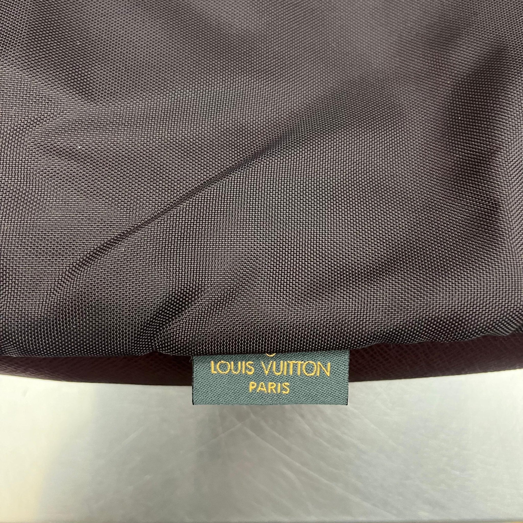 Louis Vuitton Helanga Taiga