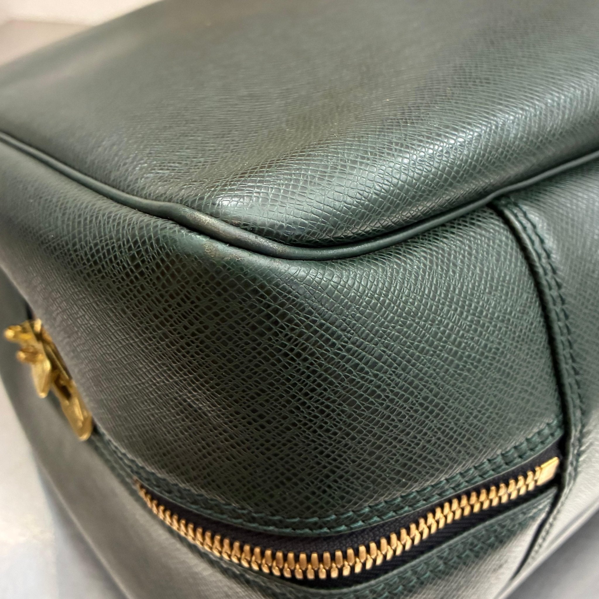 Louis Vuitton Helanga Taiga