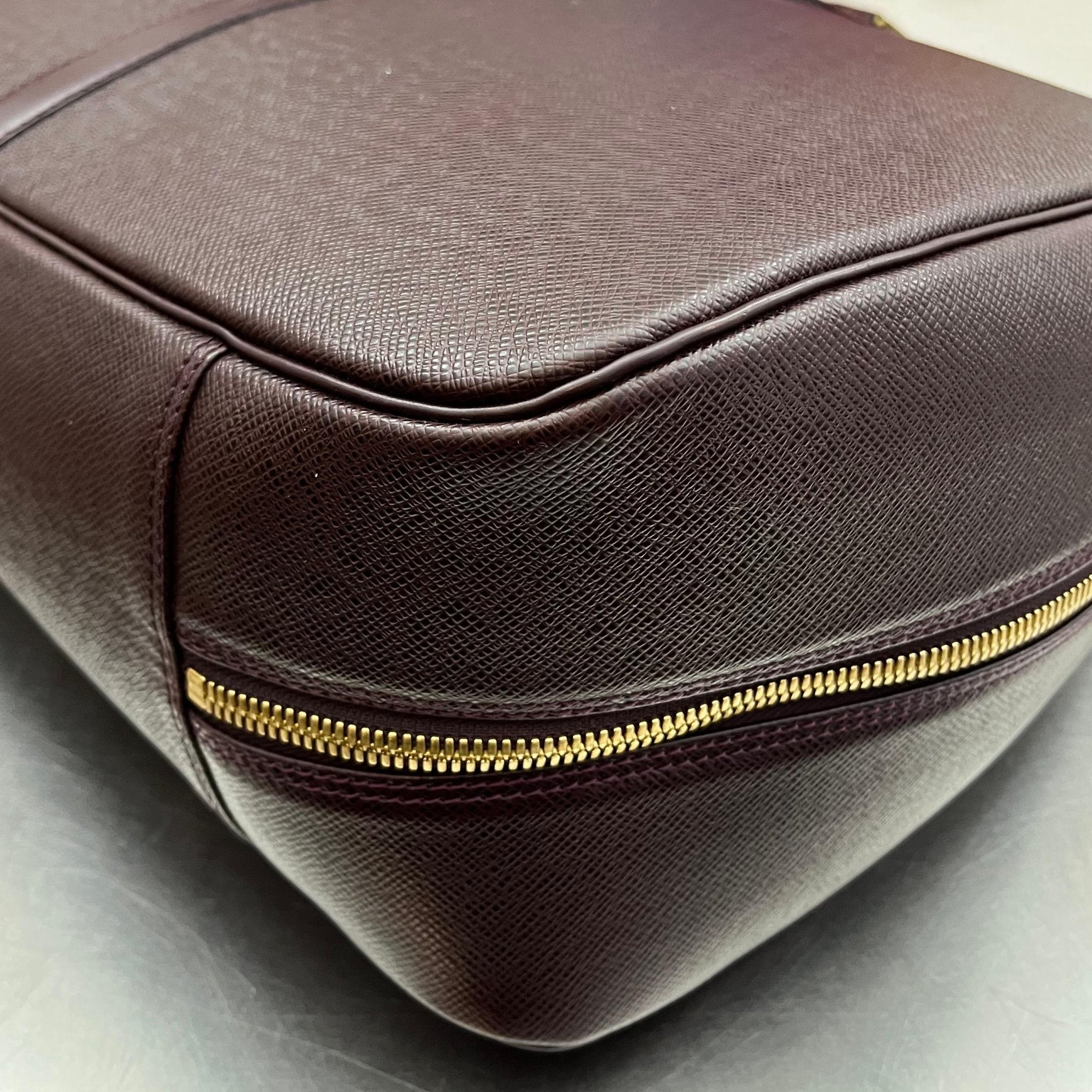 Louis Vuitton Helanga Taiga