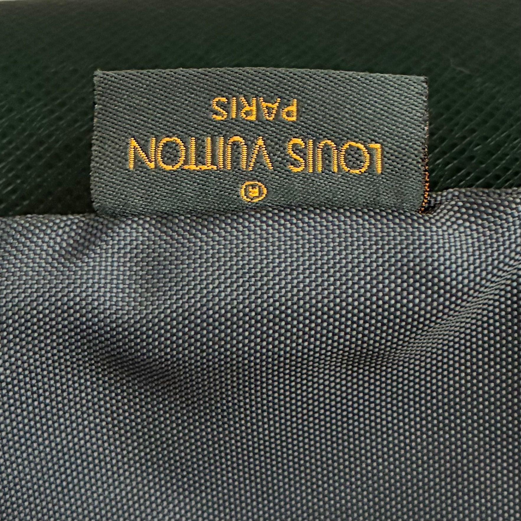 Louis Vuitton Helanga Taiga