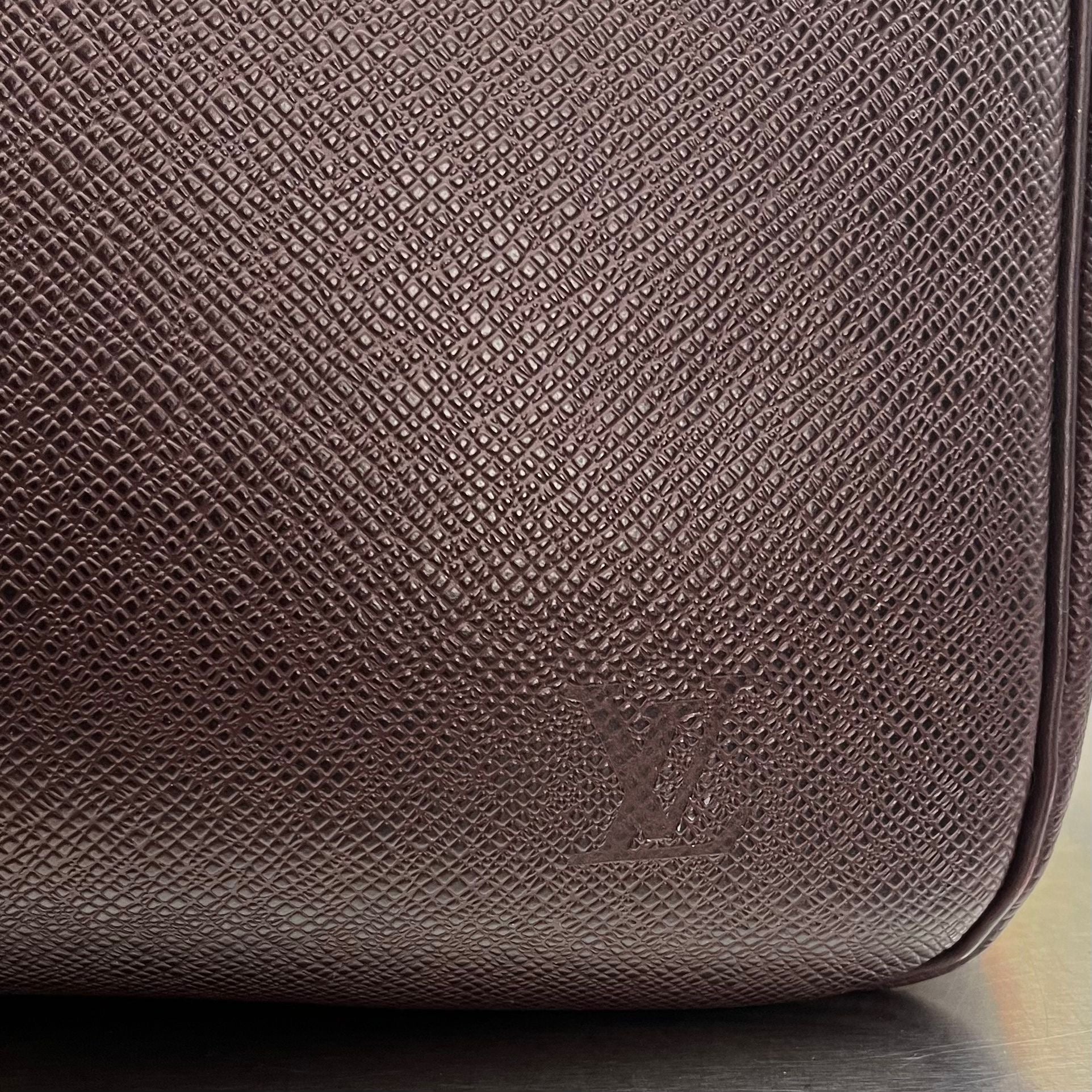 Louis Vuitton Helanga Taiga