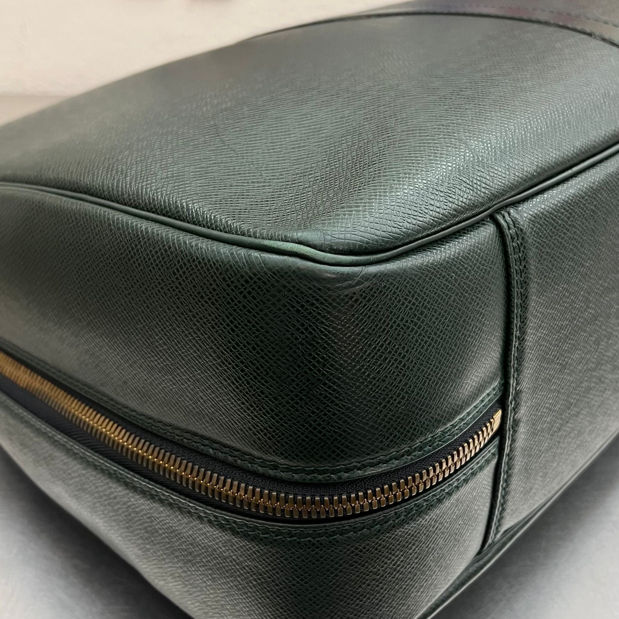 Louis Vuitton Helanga Taiga