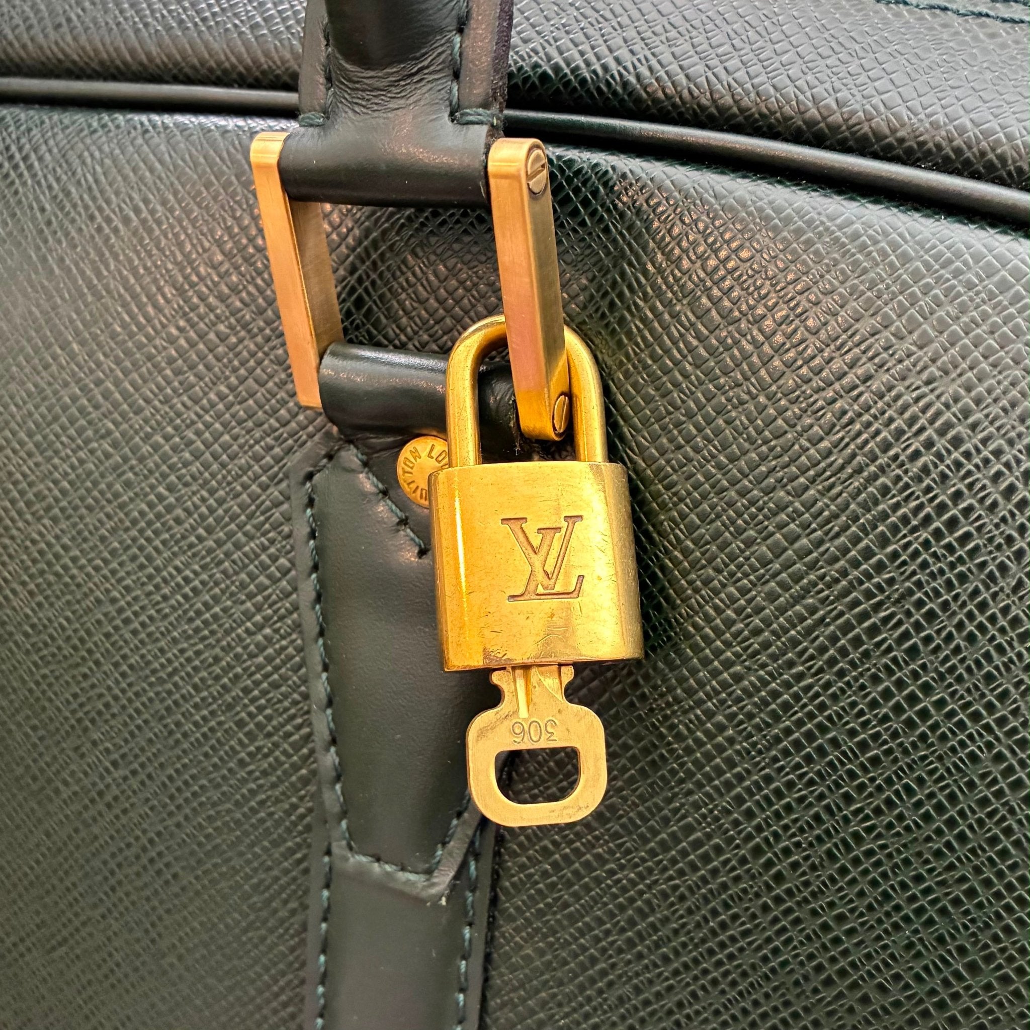 Louis Vuitton Helanga Taiga