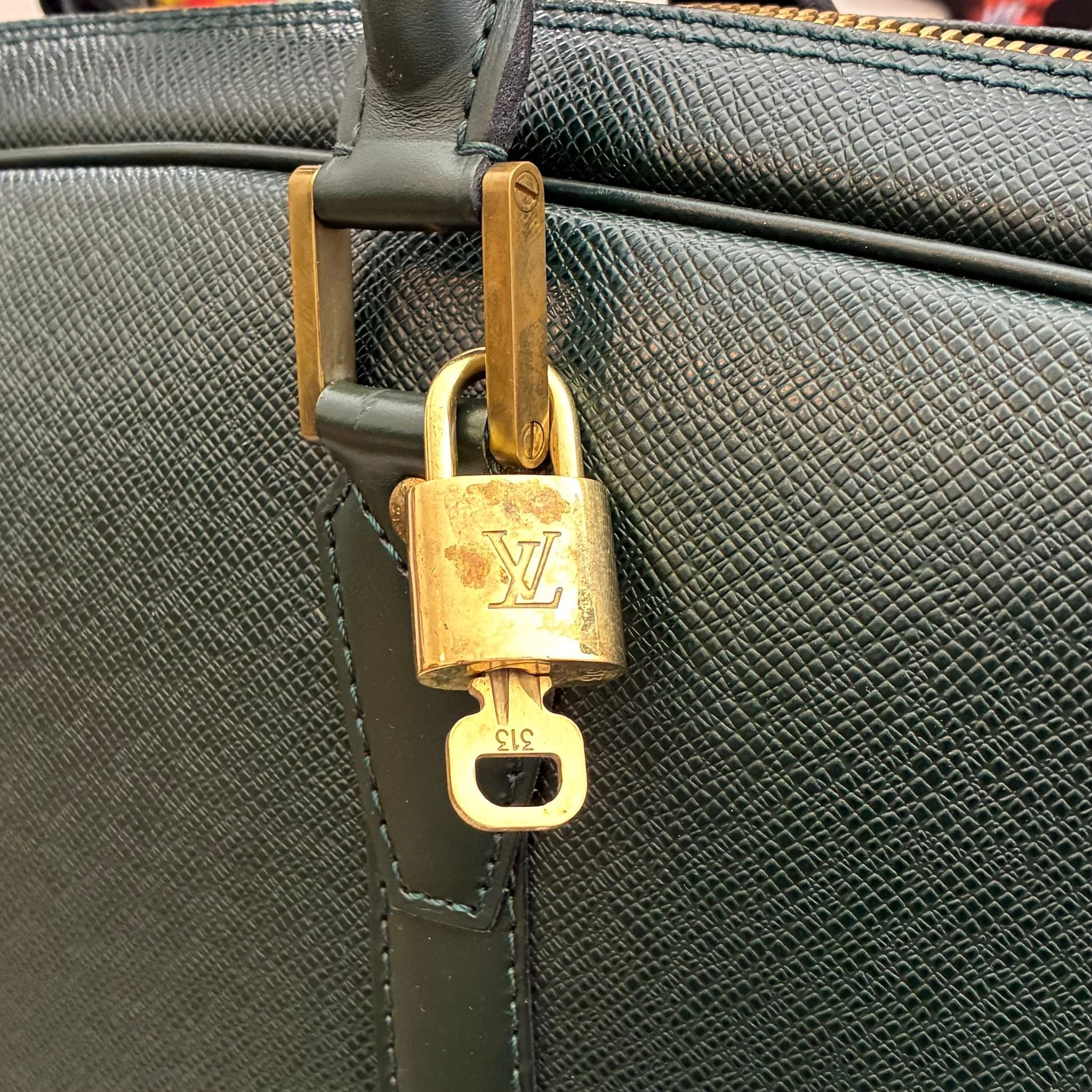 Louis Vuitton Helanga Taiga