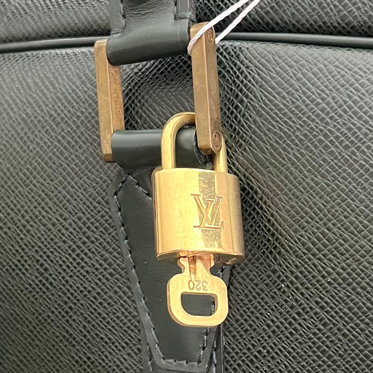 Louis Vuitton Helanga Taiga