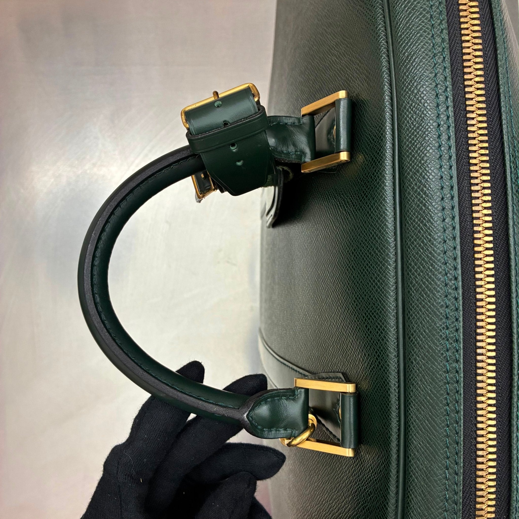 Louis Vuitton Helanga Taiga