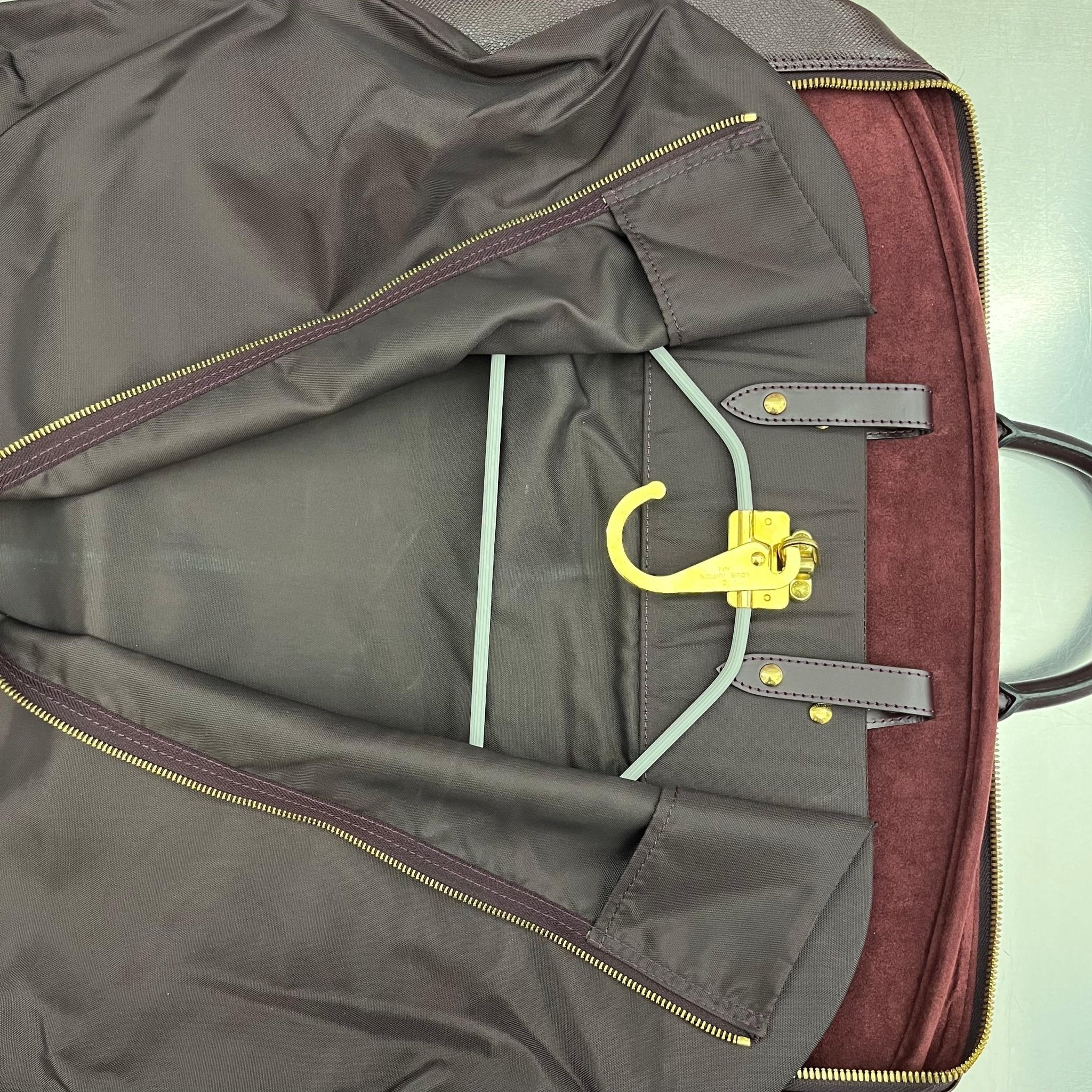 Louis Vuitton Helanga Taiga