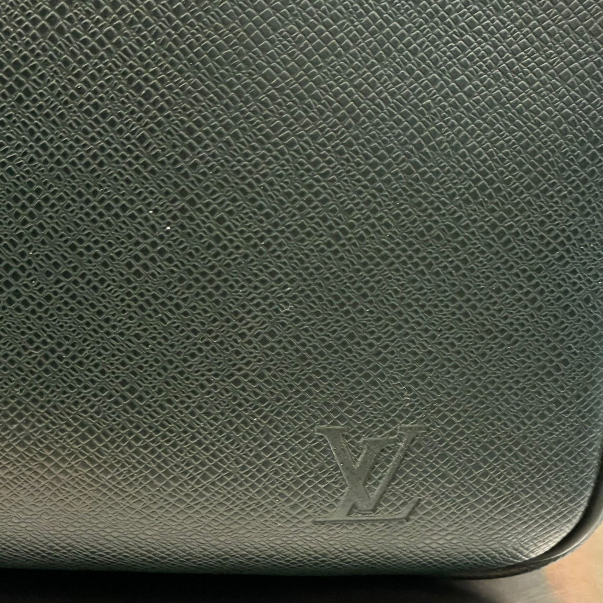 Louis Vuitton Helanga Taiga