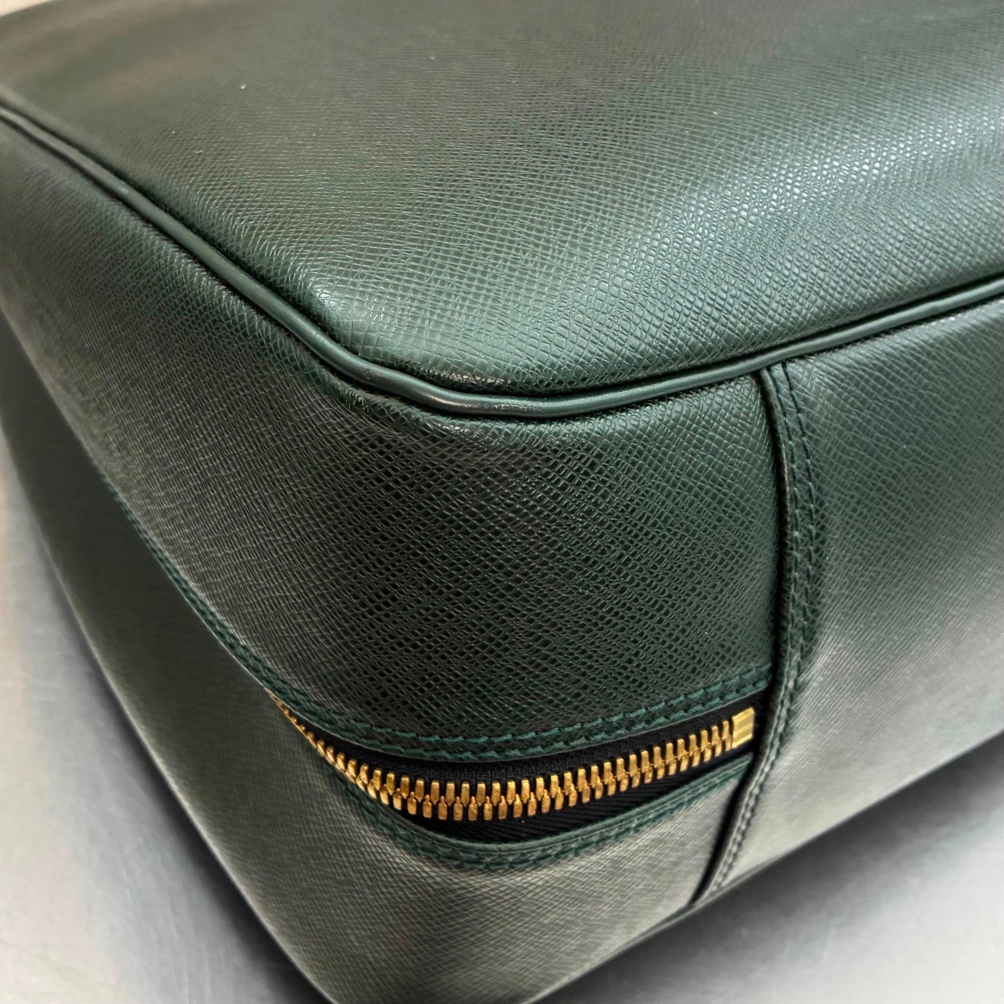 Louis Vuitton Helanga Taiga