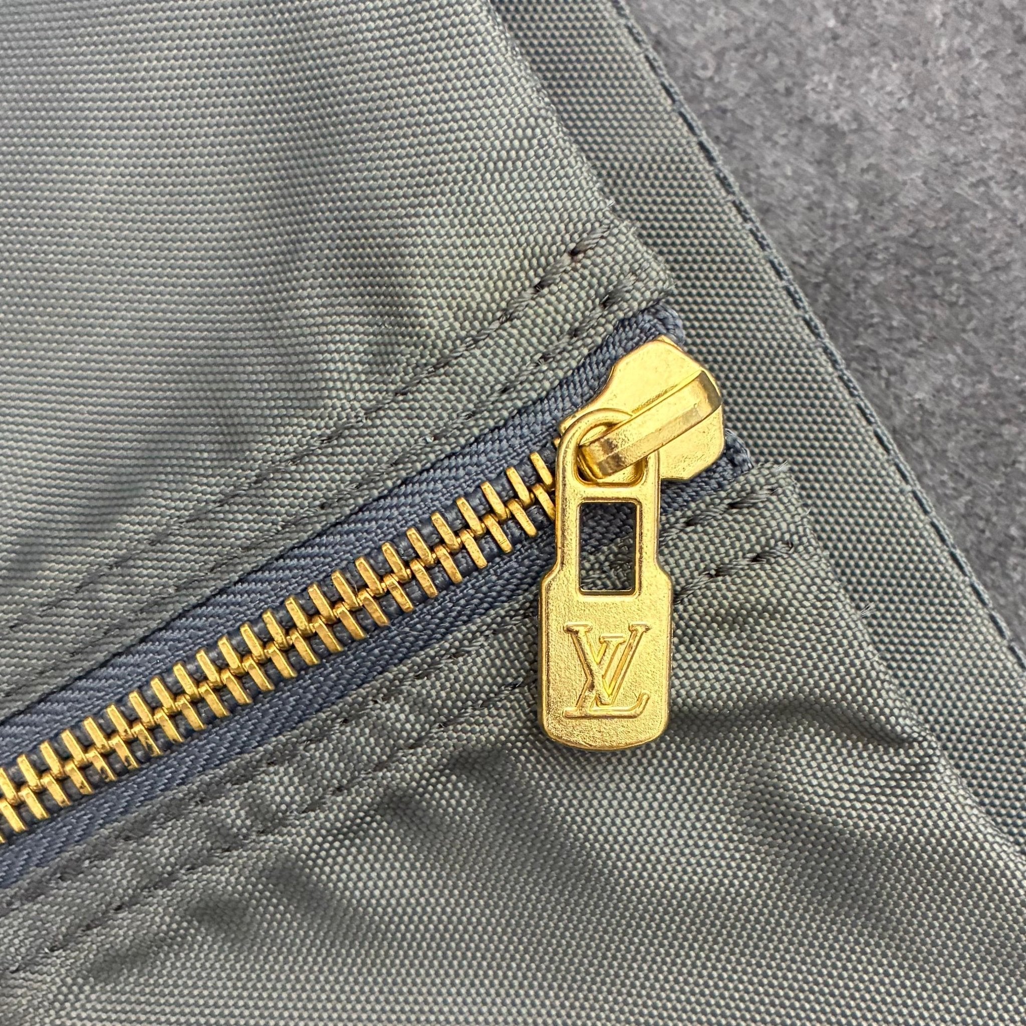 Louis Vuitton Helanga Taiga